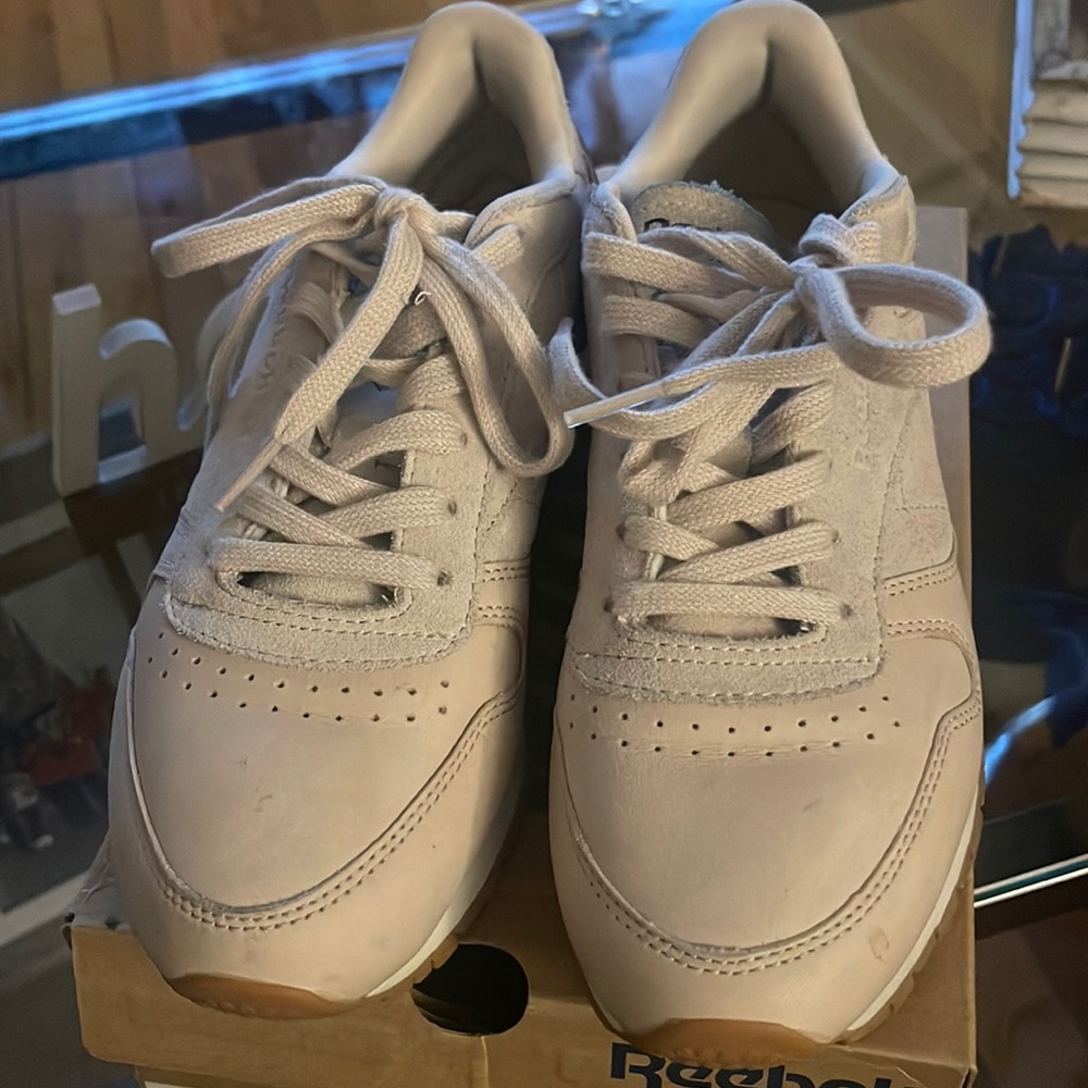 Women Reebok sneakers size 7 💗💗
